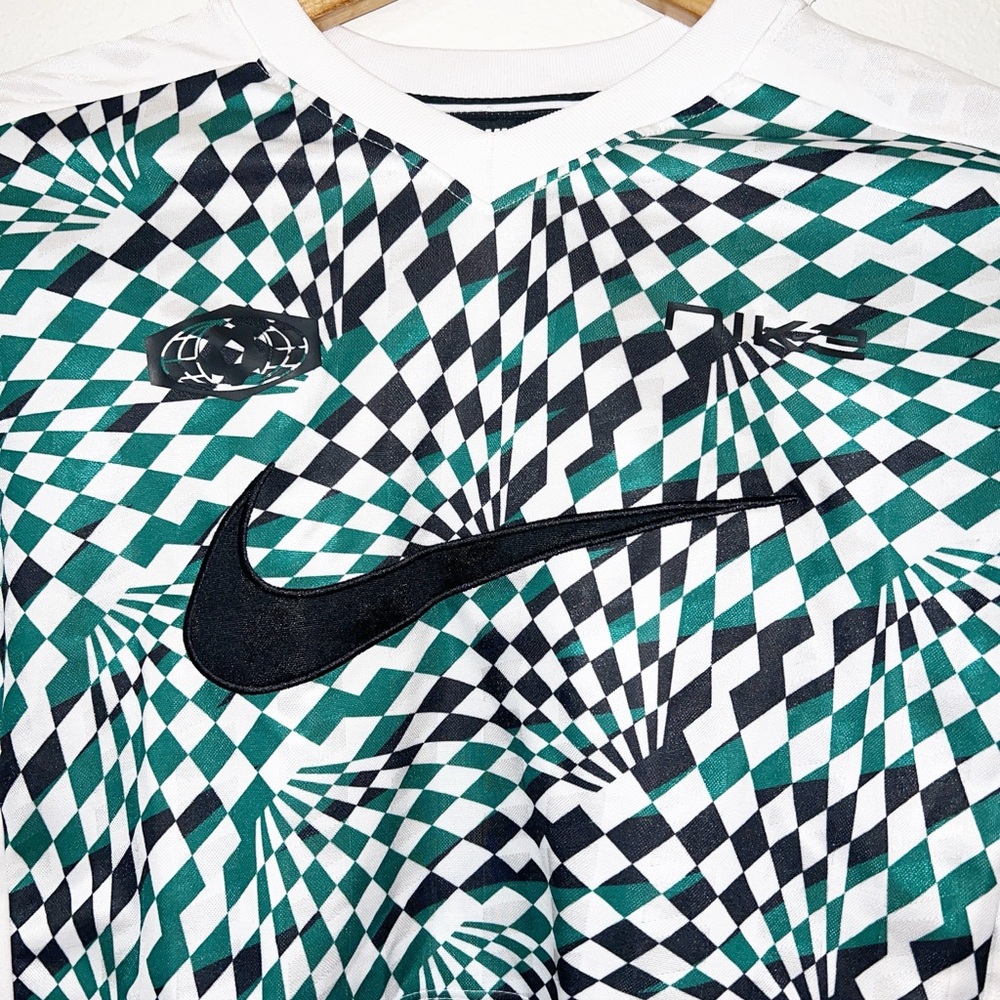 Nike sportswear geometric checkered green black and white long sleeve crop tee - Picture 3 of 10